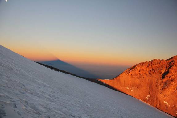 O sol nasce e estende a sombra do Pico Orizaba até o horiznte, no México (foto de Geraldo Ozorio)